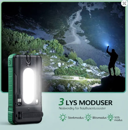 Utendørs LED-lykt med 3 lysmoduser, brukt av person i fjellterreng om natten.