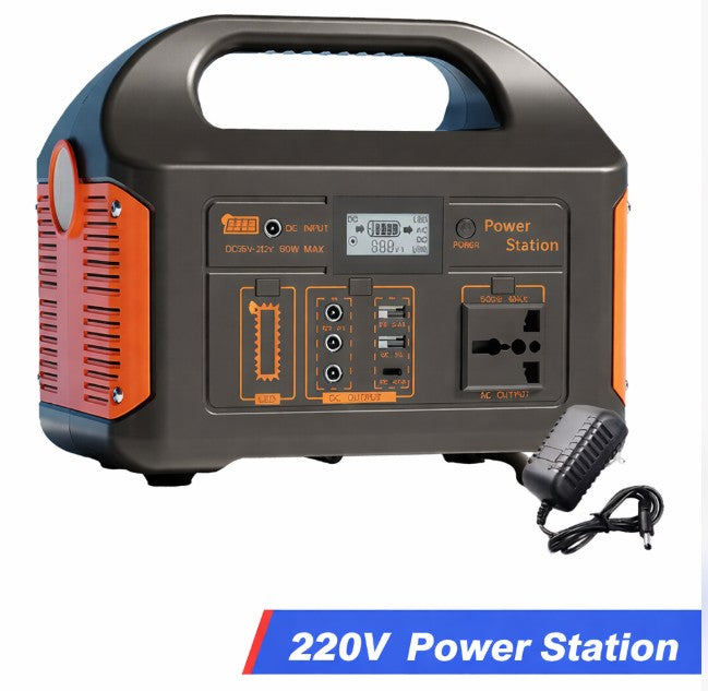 Bærbar 220V power station med LCD-skjerm, stikkontakter og ladeledning, egnet til camping og nødstilfeller.