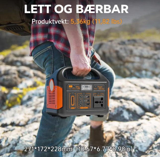 Person bærer lett, bærbar strømstasjon på tur i fjellet, utendørs kraftaggregat