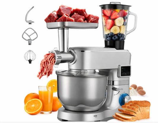 Kjøkkenmaskin med kjøttkvern, blender og tilbehør, ferskt kjøtt, frukt og brød.